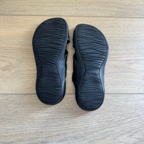 Vionic Black Leather Twist Sandal - Picture 5 of 5
